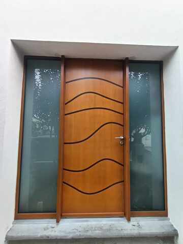 L'installation d'une porte d'entrée en bois haute densité avec deux fixes